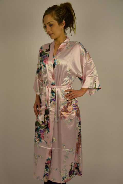 Smuk kinesisk kimono i lyserød med blomster og påfugle.
